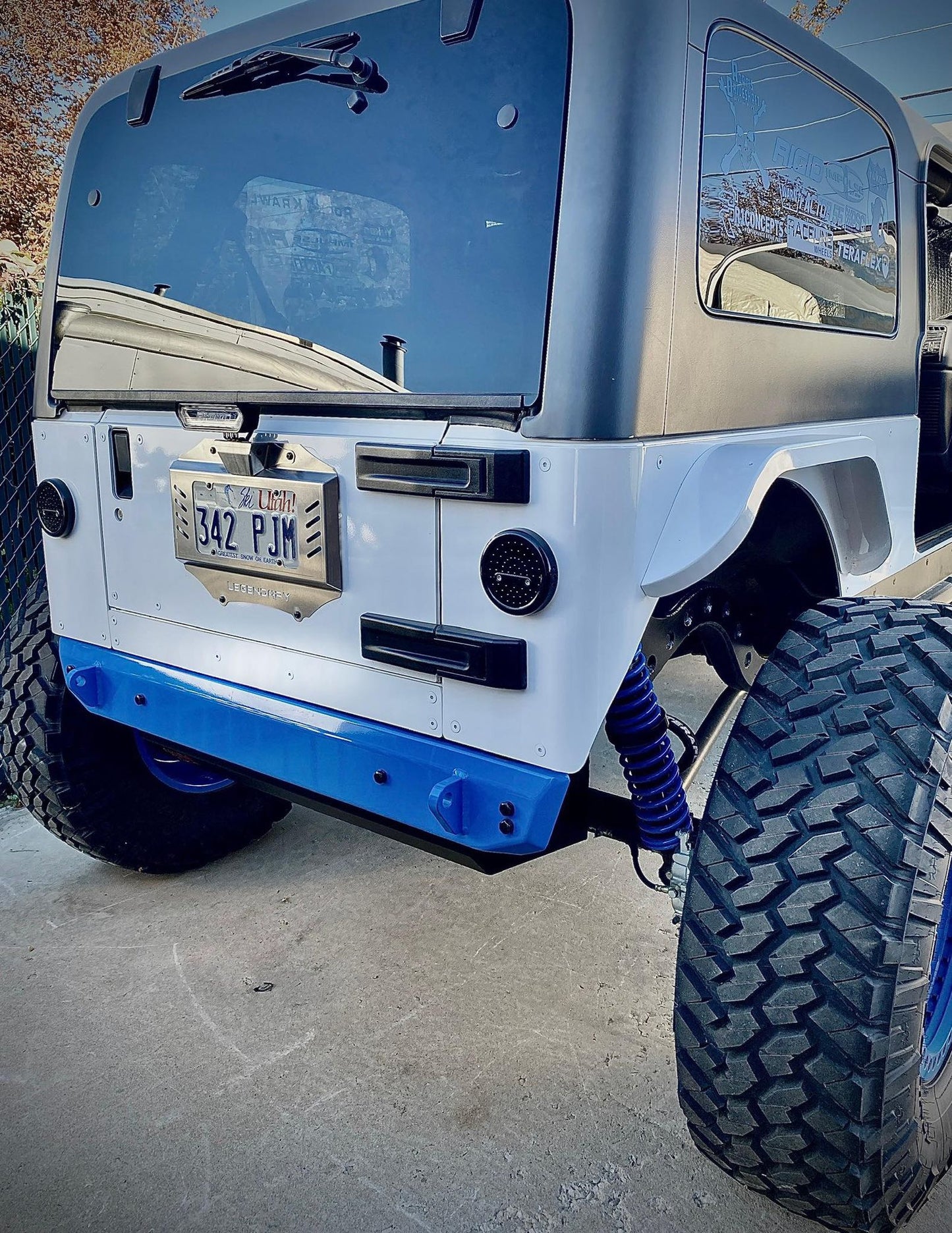 TJ/LJ Spare Tire Delete License Plate Mount W/Rigid Chase Light Bracket